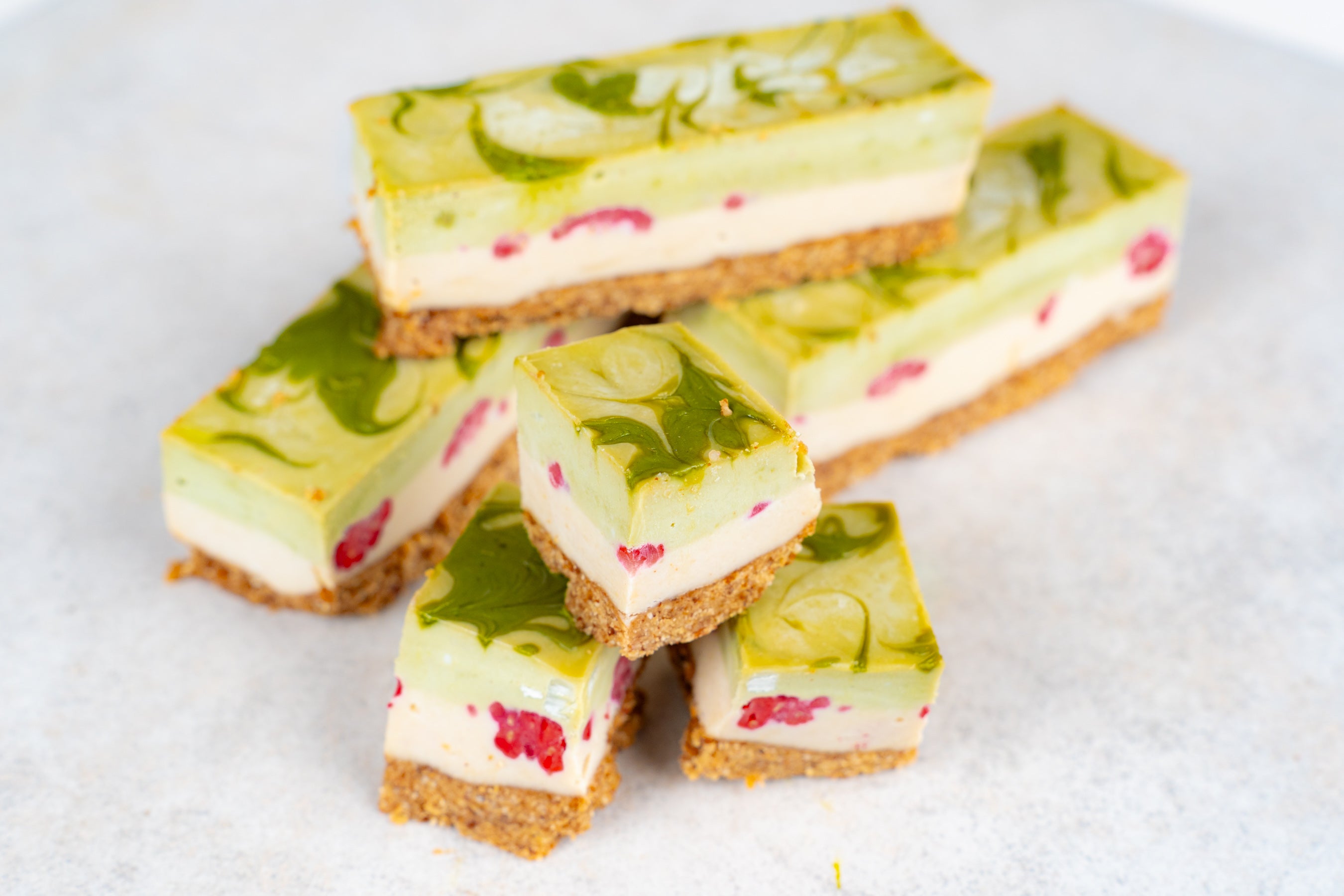 Vegane und gesunde Matcha Raw Cakes ohne Zucker – einfaches Rezept von Lini's Bites