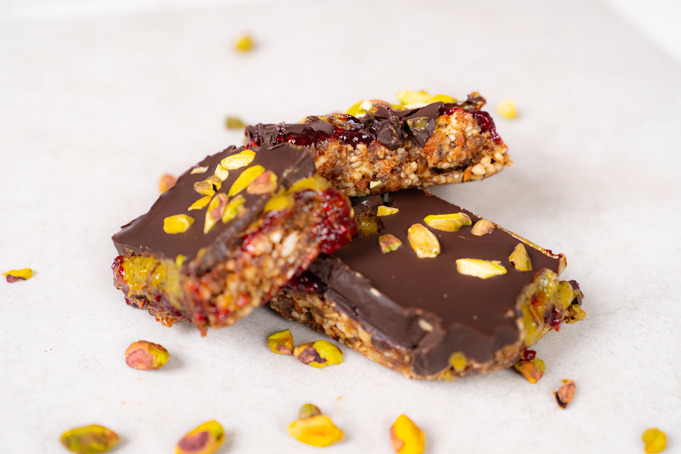 Vegane und gesunde Himbeer-Pistazien-Schnitten ohne Zucker – einfaches Rezept von Lini's Bites