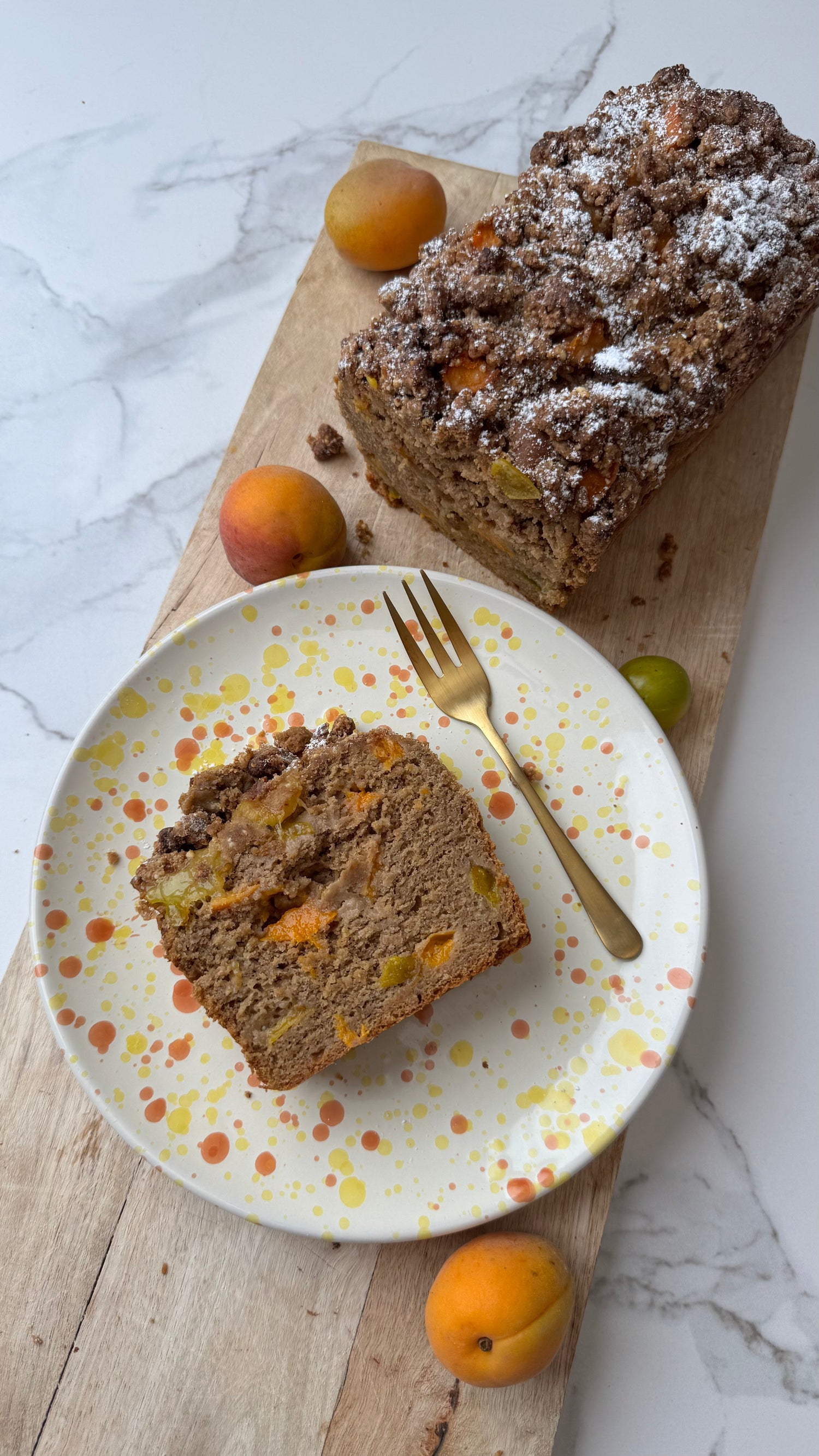 Saftiges Bananenbrot mit Streuseln, Aprikosen & Mirabellen