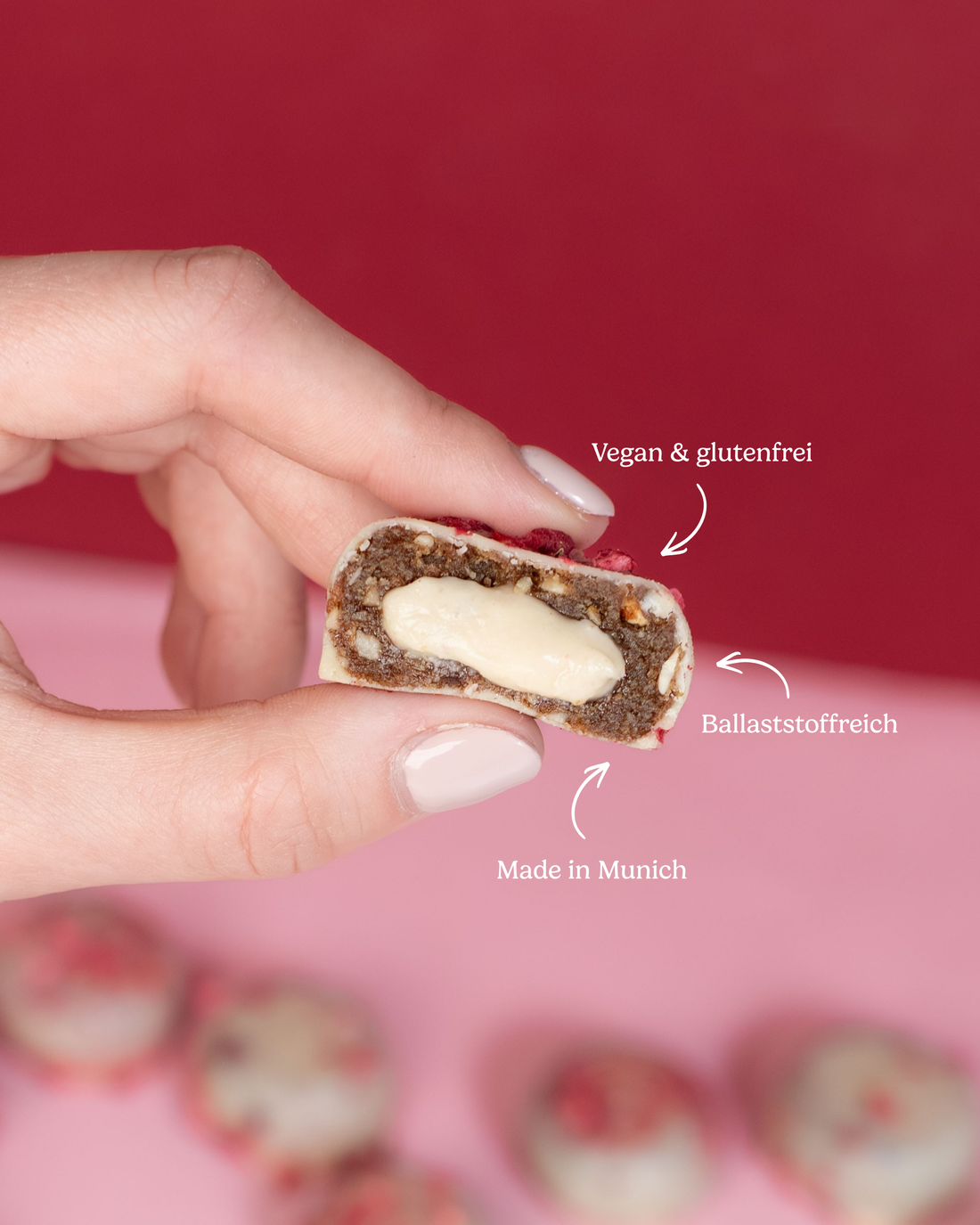 Weiße Pralinis von Linis Bites – Energy Ball-Praline Hybrid, Sorte White Coco Berry – Detailansicht mit Textinfos