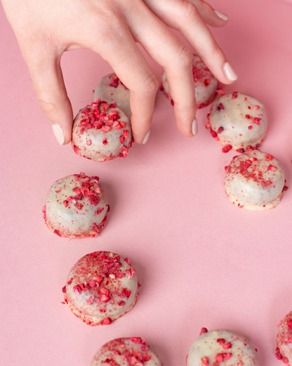 Weiße Pralinis von Linis Bites – Energy Ball-Praline Hybrid, Sorte White Coco Berry – Detailansicht mehrere Pralinis ausgepackt