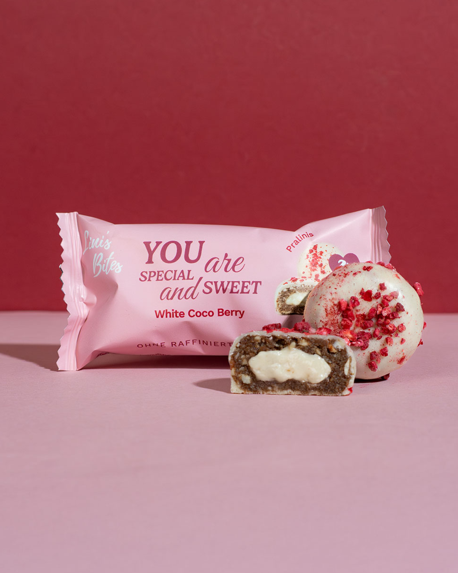 Weiße Pralinis von Linis Bites – Energy Ball-Praline Hybrid, Sorte White Coco Berry – Pack- und Detailansicht