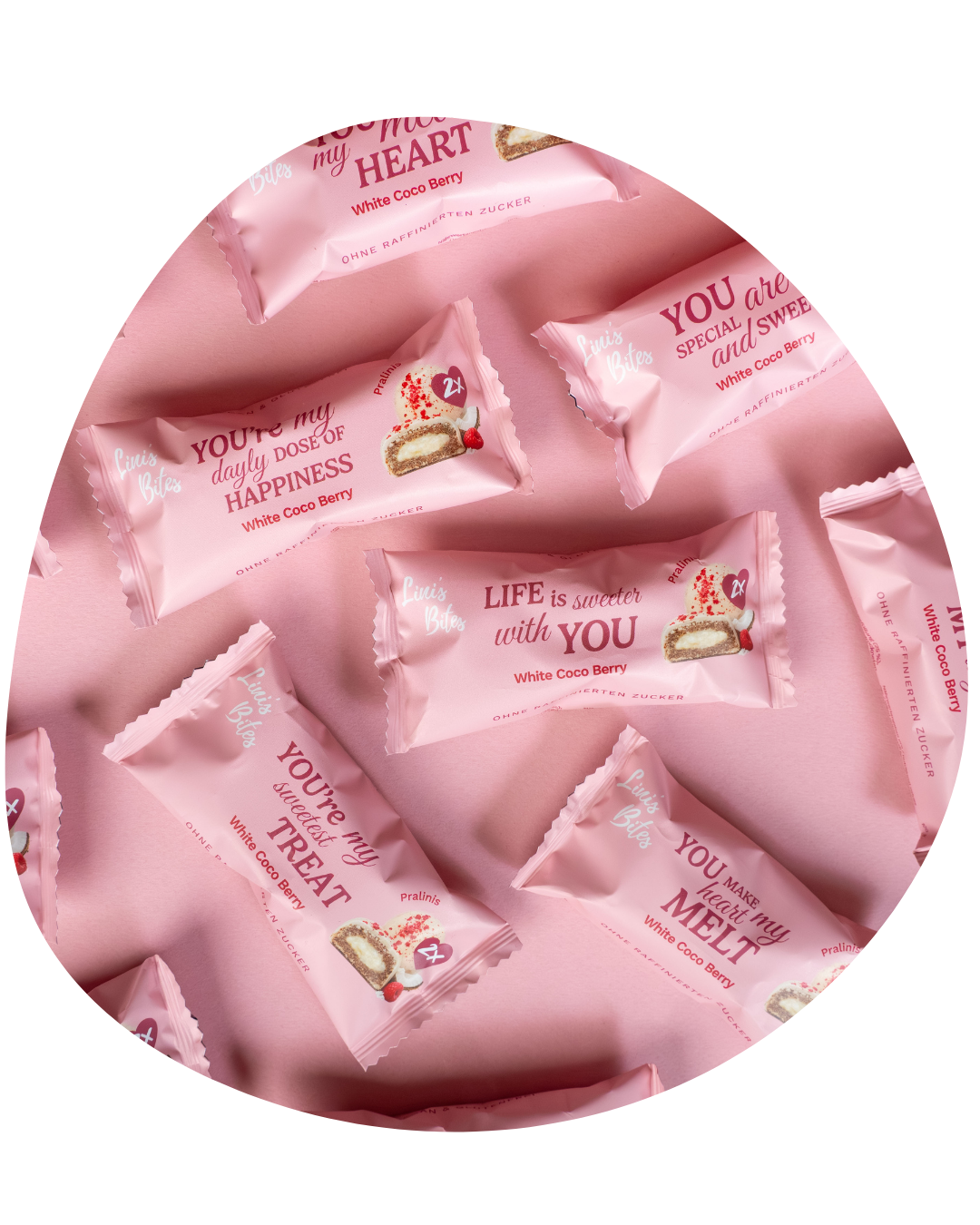 Weiße Pralinis von Linis Bites – Energy Ball-Praline Hybrid, Sorte White Coco Berry – Verpackungsansicht mehrere Pralinis als Flatlay