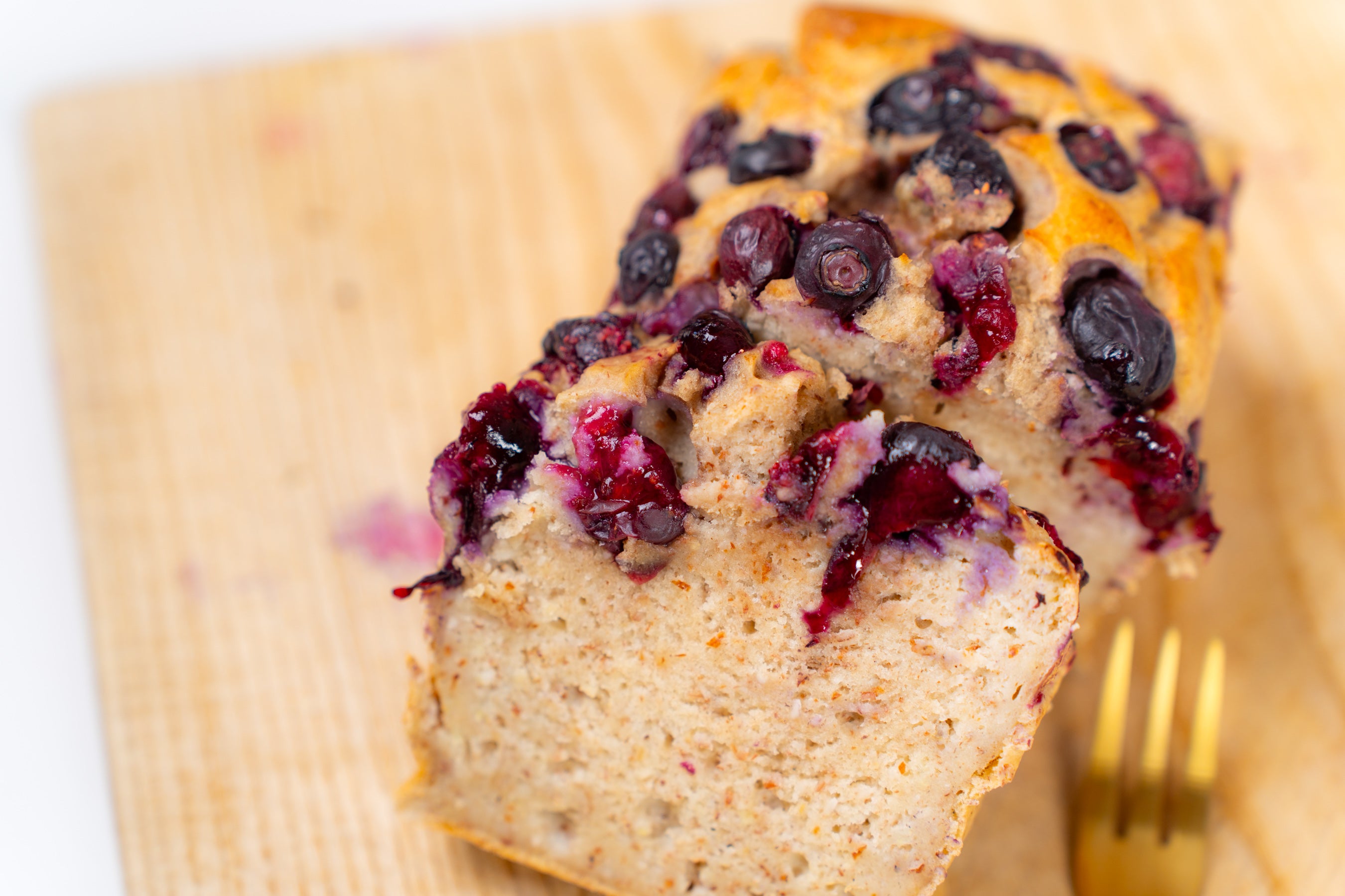 Veganes und gesundes Bananenbrot mit Heidelbeeren ohne Zucker – einfaches Rezept von Lini's Bites