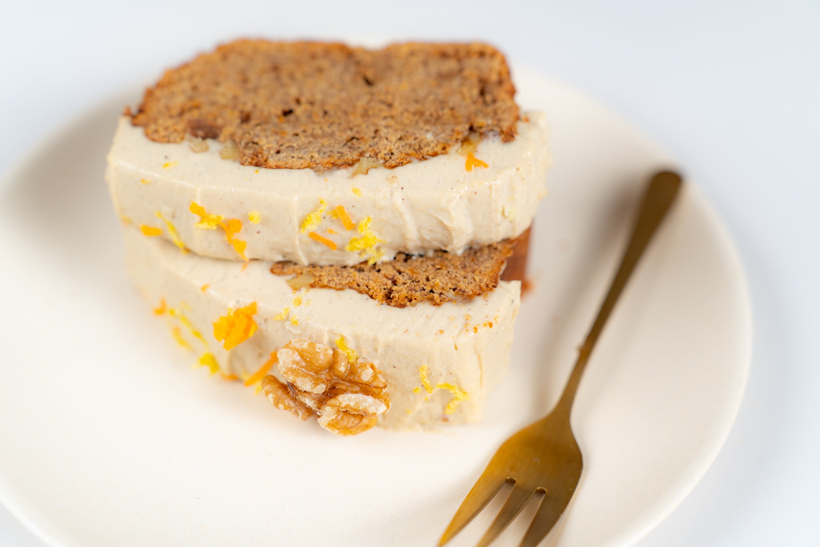 Veganer und gesunder Carrot Cake ohne Zucker – einfaches Rezept von Lini's Bites