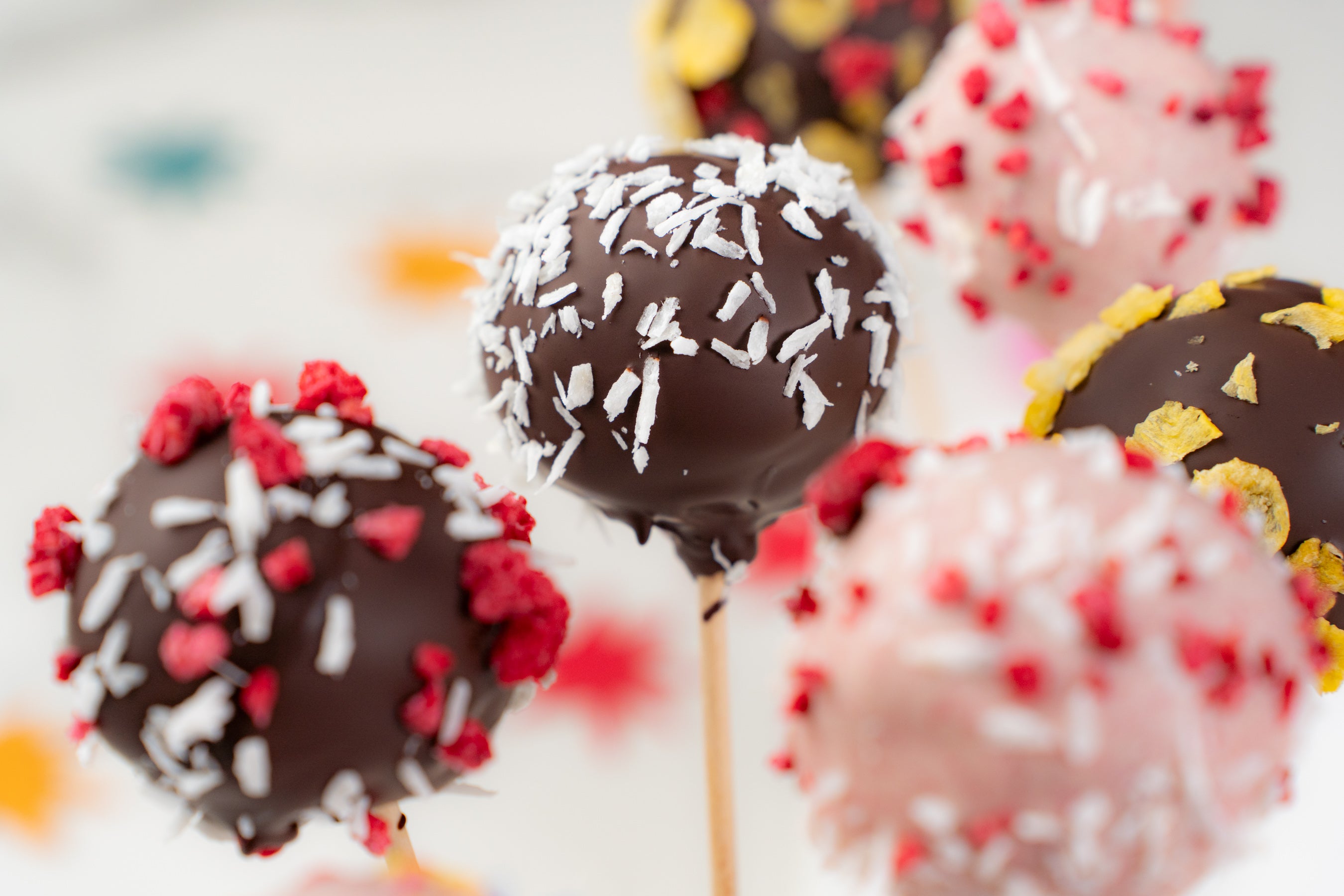 Vegane und gesunde Cake Pops ohne Zucker – einfaches Rezept von Lini's Bites